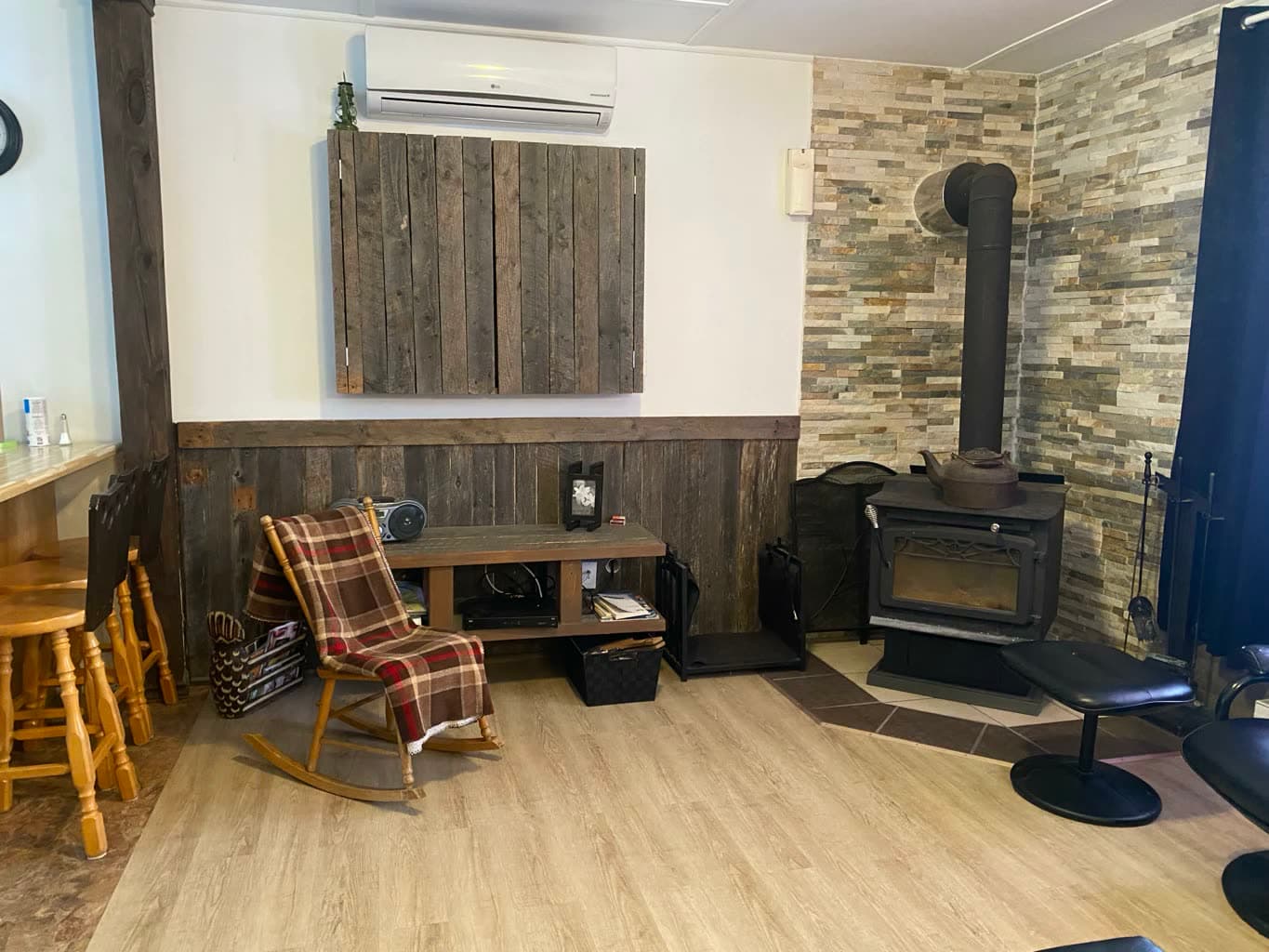 Le salon, son poêle à bois et sa chaise berçante.