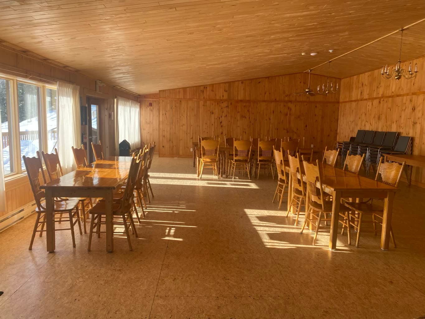 La grande salle à manger du Grand Camp, dressée pour un groupe.