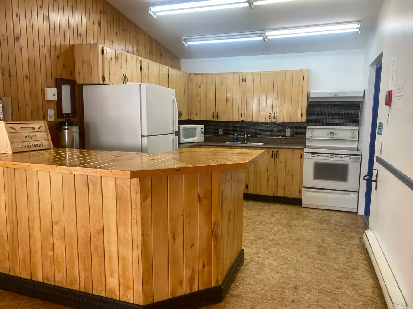 La cuisine du Grand Camp et son grand comptoir de bois.
