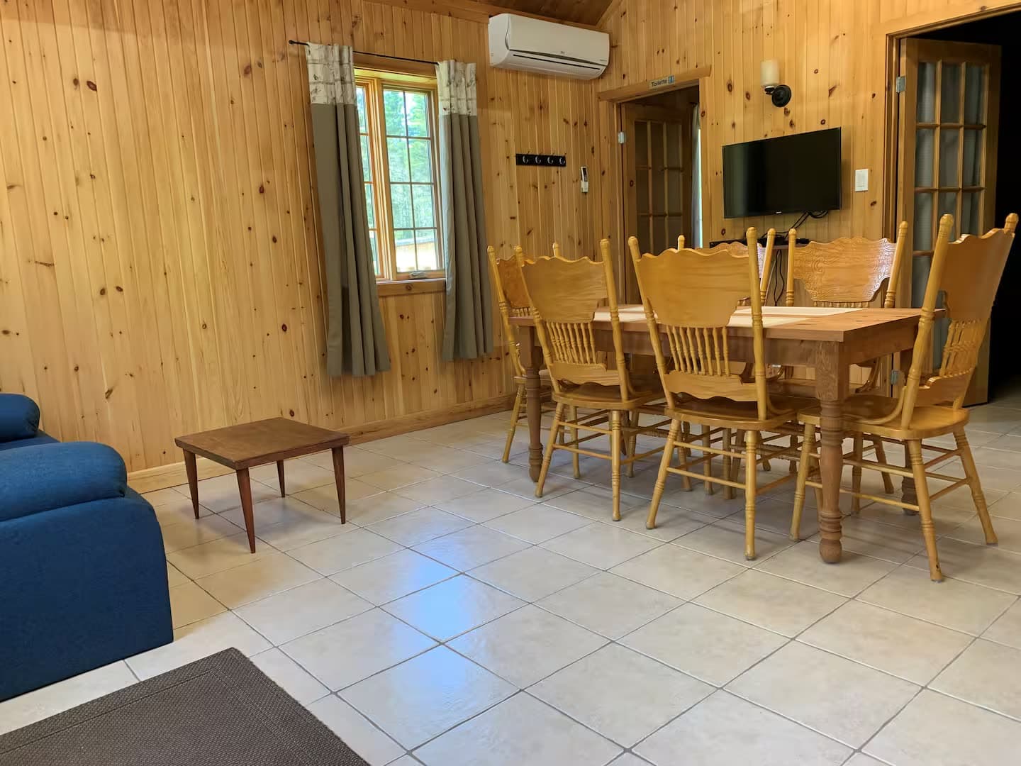 La salle à manger, la télévision et le climatiseur.