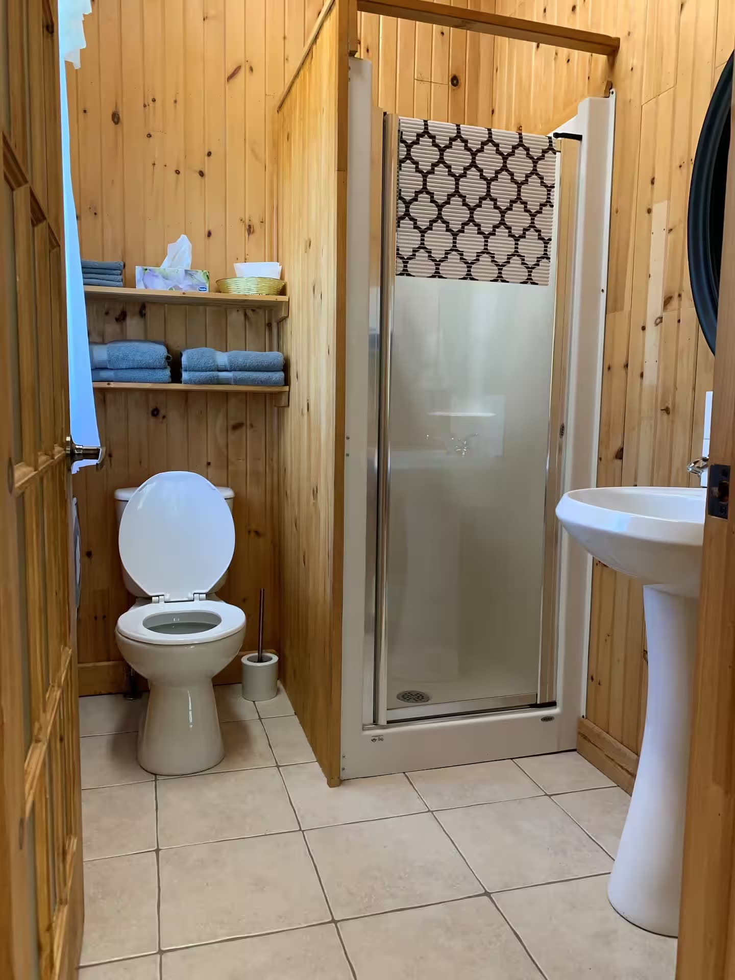 La salle de bain et sa douche.